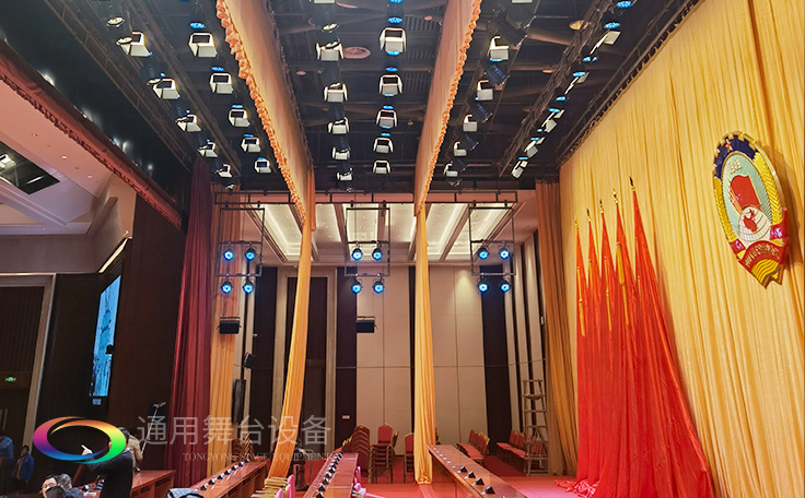 堅(jiān)持一絲不茍，嚴(yán)控質(zhì)量！定制禮堂阻燃幕布、十面會(huì)旗會(huì)議幕等！只為呈現(xiàn)更好的舞臺(tái)幕布效果！