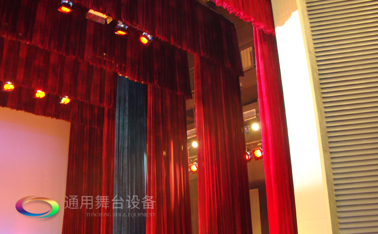 通用舞臺專業(yè)性、全方位優(yōu)勢！業(yè)務(wù)涉及舞臺機(jī)械、阻燃幕布、專業(yè)燈光系統(tǒng)、專業(yè)音響系統(tǒng)