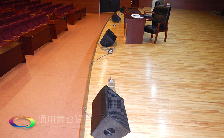 通用舞臺專業(yè)性、全方位優(yōu)勢！業(yè)務(wù)涉及舞臺機(jī)械、阻燃幕布、專業(yè)燈光系統(tǒng)、專業(yè)音響系統(tǒng)